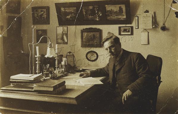 И.Д.Ермаков в кабинете
